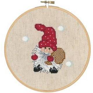 Broderikit Nisse med sæk med 58 x 10/18 18Ø Klassisk julemotive broderisæt Dimensioner: 18 cm i diameter Inkluderer ramme for færdiggjort stykke Farverig med 11 nuancer af DMC Mouliné Nisse med sæk i charmerende design.