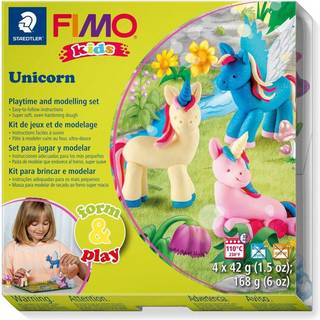 STAEDTLER Fimo Kids Form&Play Enhjørning Sæt Indhold: Fimo Kids Form&Play Enhjørning Sæt består af 4 farver ler af 42g, en modellerings pind og en udførlig vejledning til at lave de figurer der ses på forsiden. Bagsiden af papemballagen er printet, alt efter temaet, en passende baggrund til dit barns leg.