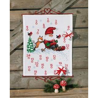 Broderikit Nisse på ski B5125/ 40 40 x 50 cm Kreativt broderisæt med julenisser. Dimensioner: 40x50cm. Indeholder kors- og stikkesting. Sy på hvid Aida 3,2 tråde/cm. 18 livlige farver gør designet sprudlende.