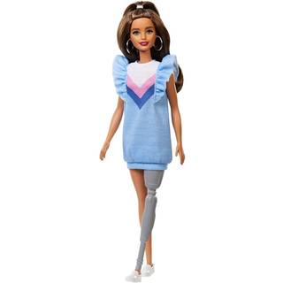 Barbie Fashionistas Doll #121 med brunt h?r og proteseben kl?dt i bl? sweater kjole med tilbeh?r
