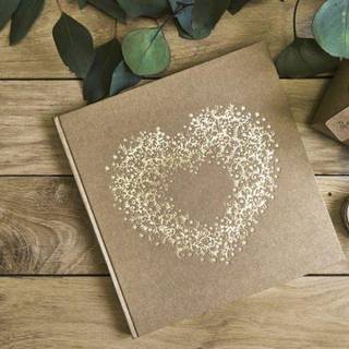 Elegant Gæstebog med Guld Ornament - Et Evigt Minde fra Din Store Dag