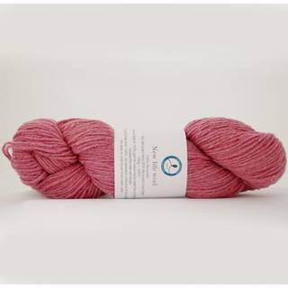 Hjertegarn New Life Wool 3010 Sølvgrå Indhold:65% Genanvendt uld, 35% genanvendt blandet tekstil Vægt/længde: 100 g = ca. 200 m Anbefalede pinde: 5 mm Strikkefasthed: 10 cm = 17 m Kan vaskes på uldvask ved 40°C / Uldvaskemiddel kan anvendes / Tørres fladt.