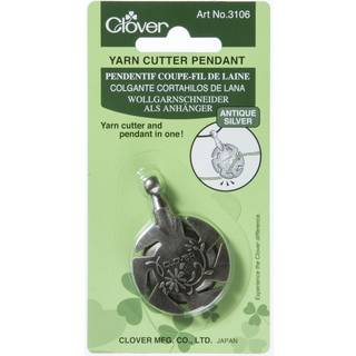 Clover Garn Cutter Antik, Sølv 1 stk. Garnet presses ned i slidsen, hvor den skæres over. Designet med et cirkelformet skæreblad indeni. Må medbringes i fly.