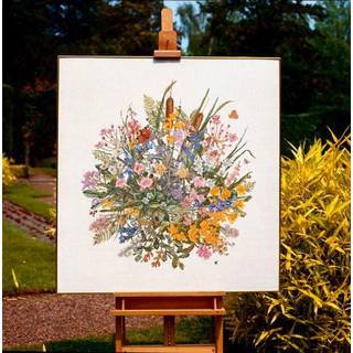 Broderikit Vandplanter på Aida Broderikit med et fint blomster-motiv Lav din helt egen dekoration med dette nydelige kit Det færdige broderi måler 100 x 105 cm.