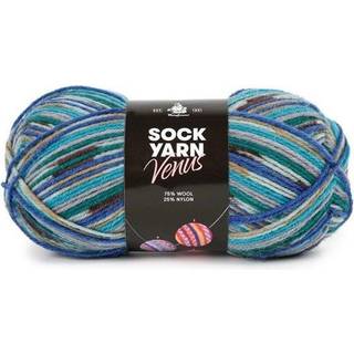 Mayflower Sock Yarn Universe Venus 04 Blå mix Indhold: 75% Superwash uld, 25% Polyamid Vægt/længde: 50 gram = ca. 210 meter Anbefalede pinde: 2.50-3.00 mm Strikkefasthed: 10 x 10 cm = 28 m x 42 rk Finvask eller uldvask 40°C / Tørres fladt.