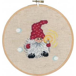 Broderikit Nisse med lys med 5810/18 18 Ø Kreativ broderisæt med nisse og lys Diameter: 18 cm; unik dekoration Inkluderer kvalitetsramme 13 smukke farver i DMC Mouliné Charmerende julemotiv med levende lys.