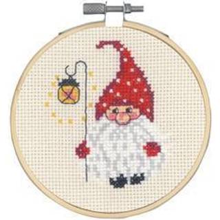 Broderikit Nisse og lygte m/5810/10 10 Ø cm Julemotiv med nisse og lygte Dimension: Ø 10 cm Farver: 8 DMC Mouliné Kors- og stikkesting inkluderet Aida 357/22 stof i ivory.
