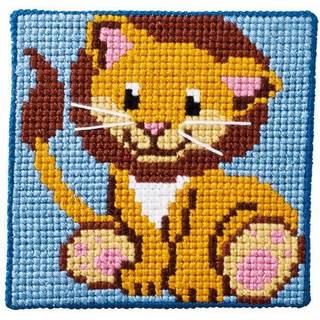 Børnestramajkit Løve Påtegnet børnestramajkit med et fint løve-motiv Et kit specielt velegnet til børn fra 5 år og opefter Det færdige broderi måler 25 x 25 cm.