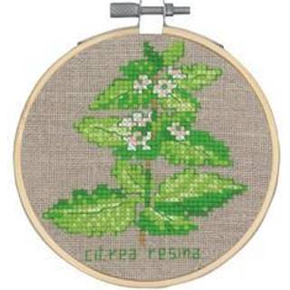 Broderikit Citronmelisse m 5810/10 10 Ø Kreativt broderisæt med citronmelisse. Dimensioner: 10Ø cm. Korssting og stikkesting teknikker. Syet på naturligt hørlærred. 8 farver, DMC Mouliné garn.