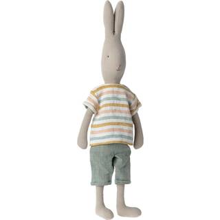 Maileg - Kanin størrelse 4 med bukser og t-shirt - 63 cm. - 2022