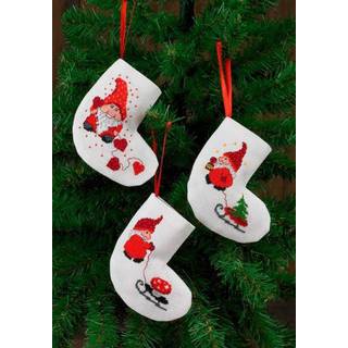 Broderikit Julestrømper Nisser, 3 stk Broderikit med 3 julestrømper med 3 forskellige motiver Lav dine helt egne julestrømper med dette nydelige kit Det færdige broderi måler 7 x 8 cm.