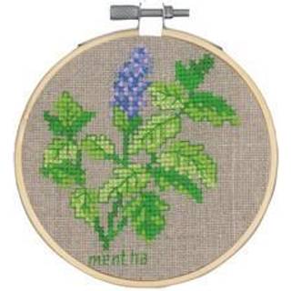 Broderikit Mynte m/5810/10 10 Ø Unikt broderisæt med Mynte motiv Dimensioner: 10 Ø Broder på hørlærred, 10 tråde/cm Inkluderer 7 farver DMC Mouliné Fine detaljer og naturlige nuancer.