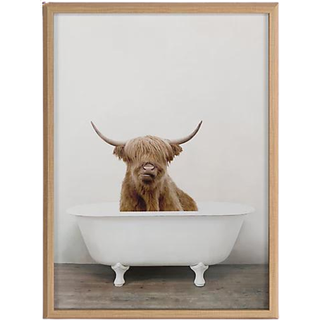 Kate og Laurel Blake Highland Cow in Tub Color Framed Printed Glass Wall Art af Amy Peterson Art Studio 18x24 Natural Farmhouse Inspired Animal A