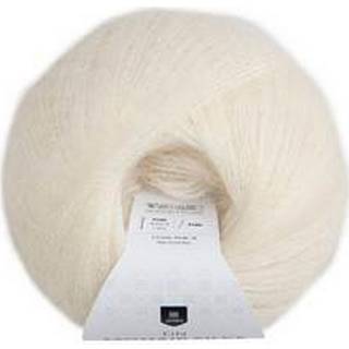 Järbo Fin Mohair Silke 32 Gylden honning Indhold: 72% Mohair, 28% Silke Vægt/længde: 25 g = ca. 210 meter Anbefalede pinde: 3,00 mm Strikkefasthed: 10 cm = 24 m Vaskes i hånden, lunkent vand / Tørres fladt.