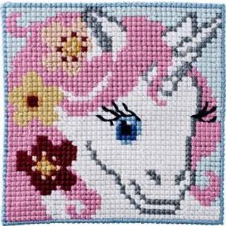 Børnestramajkit Enhjørning Påtegnet børnestramajkit med et fint enhjørning-motiv Et kit specielt velegnet til børn fra 5 år og opefter Det færdige broderi måler 25 x 25 cm.