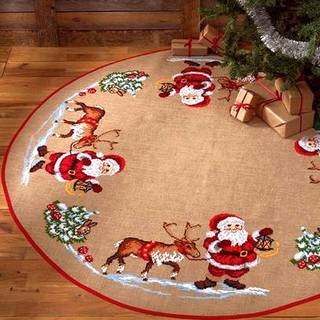 Juletræstæppe broderikit julemand med rensdyr Indeholder 1 tæppe Størrelse: 170 cm Ø Farve: Jute Materiale: 100% jute stof og 100% acryl garn Indeholder også nål og mønster.
