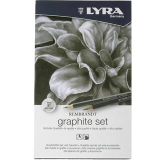 Lyra Rembrandt Grafit Sæt 11 stk. Indhold: 4 x Grafitblyanter i forskellige hårdhedsgrader 3 x Grafit akvarelblyanter i forskellige hårdhedsgrader 1 x Grafitkridt 7x7 mm 1 x Grafitkridt 7x14 mm 1 x Blyantspidser 1 x Viskelæder.