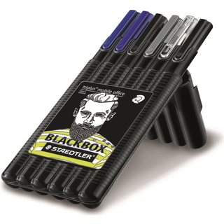 STAEDTLER triplus Black Box Multisæt, 6 stk Black box-sæt fra Staedtler som indeholder: 1 highlighter 2 finelinere 1 stiftblyant 1 kuglepen 1 rollerballpen.