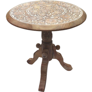 Den urbane port intrikat udsk?ret rund top mango tr? side slutbord med piedestal base brun og hvid