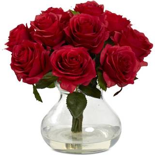 Næsten naturlig rosearrangement med vase