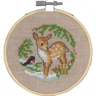 Broderikit Bambi m/5810/10 10 Ø Broderisæt med Bambi-motiv Mål: 10Ø Natur hør, 9 farver DMC Mouliné Inkluderer ramme Charmerende dyremotiver i detalje.