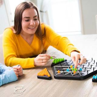 Triggle af Fat Brain Toys - Stræk et gummibånd over fire pinde for at få trekanter i en sjov familie-strategi-hjernevrider (2-4 spillere)