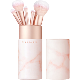 DEAR DAHLIA Tilbehør Pensel Pro Petal Brush Collection 1 Powder Brush + 1 Complexion Brush + 1 Tapered Blending Brush + 1 Eyeshadow Brush + 1 Flat Smudge Brush + 1 Brush Case 1 Stk. (494,00 kr / 1 stk.) - 1 Stk.