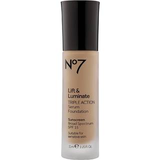 No7 Lift & Luminate Triple Action Serum Foundation - Liquid Foundation Makeup med SPF 15 til en duggende glødende base - Radiant Serum Foundation