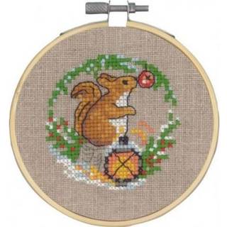 Broderikit Egern m/5810/10 10 Ø Broderisæt med smukt egern motiv. Korssting og stikkesting teknikker. Lærred med 10 tråde/cm i naturfarve. Indeholder 11 DMC Mouliné farver. Inkl. ramme. Dimensioner: 10 Ø.