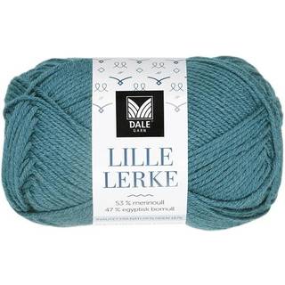Dale LILLE Lerke 8171 Muldvarp Indhold: 53% merinould, 47% bomuld Vægt/længde: 50 gram = ca. 142 meter Anbefalede pinde: 2.50 - 3.00 mm Strikkefasthed: 10 cm = 26-28 m Uldvask 30 °C, Brug vaskemiddel til uld/silke, Brug ikke skyllemiddel, Tørres fladt.