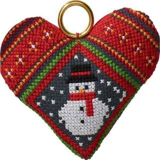 Broderikit juleophæng snemand i hjerte Broderikit med fint motiv Indeholder 1 hjerte Størrelse: 8 x 7 cm Farve: Rød med mørk grøn bagside Materiale: Aida 100% bomuld, 100% bomuldsgarn Indeholder også nål og mønster.