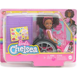 Barbie Chelsea-dukke i kørestol med rampe med bevægelige hjul, klistermærkesæt og tilbehør - krøllet brunt hår, inkluderende leg