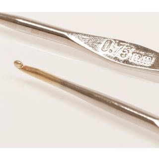 DROPS Hæklenåle BASIC Stål, 13cm (0.75-1.75 mm) 0.75mm Nydelige hæklenåle i stål. Hæklenålene måler 13 cm. Findes i størrelserne 0.75-1.75 mm.