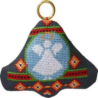 Broderikit juleophæng engel i klokke Broderikit med fint motiv Indeholder 1 klokke Størrelse: 9 x 8 cm Farve: Mørk grøn med rød bagside Materiale: Aida 100% bomuld, 100% bomuldsgarn Indeholder også nål og mønster.