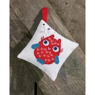 Broderikit Nålepude Rød Ugle 12x12 cm Unikt broderisæt med rød ugle motiv. Perfekte mål: 12x12 cm. Brodering i korsstingsteknik. Inkluderer bånd til ophæng. Fem farver DMC Mouliné tråd.