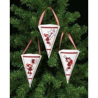 Broderikit Aktive nisser 10 x 13 cm Motiver af aktive nisser skaber hygge Dimensioner: 10x13cm kunstværk Smukke, klare farver med 3 DMC Mouliné Kombineret korssting og stikkesting teknik Pakken har 3 stk inkl. bånd.