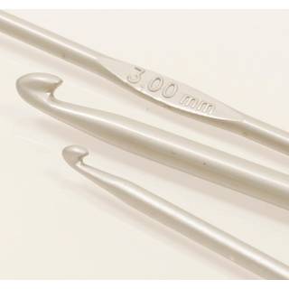 DROPS Hæklenåle BASIC Aluminium, 15cm (2.0-5.0 mm) 2.0mm Nydelige hæklenåle i aluminium. Hæklenålene måler 15 cm. Findes i størrelserne 2.0-5.0 mm.