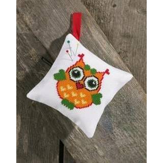 Broderikit Nålepude Orange ugle 12 x 12 cm Broderi med korssting, nemt for alle. Færdig størrelse: 12x12 cm. 5 farver DMC Mouliné til rådighed. Syet på hvidt Aida med 5,4 tråde/cm. Design med farverig orange ugle.
