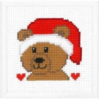 Broderikit Bamse 5950 12 x 12 cm Bamse-motiv med stilfulde detaljer Broderi på hvid Aida-stof Brug af 6 farver DMC perlegarn Måler 12x12 cm, kompakt og skarp Klar og farverig visuel appel.