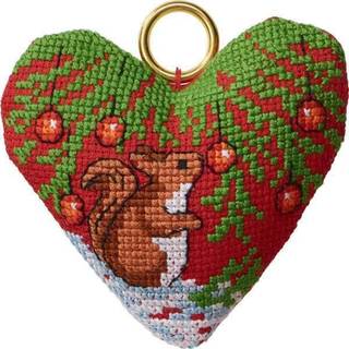 Broderikit juleophæng egern i hjerte Broderikit med fint motiv Indeholder 1 hjerte Størrelse: 8 x 7 cm Farve: Rød Materiale: Aida 100% bomuld, 100% bomuldsgarn Indeholder også nål og mønster.