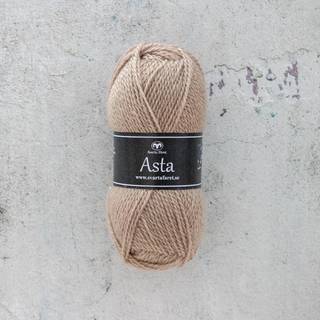Svarta Fåret Asta 82 sesame beige Indhold: 50% merinould, 35% akryl, 15% alpakauld Vægt/længde: 50 g = ca. 150 meter Anbefalede pinde: 3,5 mm Strikkefasthed: 10 x 10 cm = 24 m Vaskes på skåneprogram maks. 30°C / Tørres fladt.