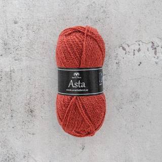 Svarta Fåret Asta 84 burnt amber Indhold: 50% merinould, 35% akryl, 15% alpakauld Vægt/længde: 50 g = ca. 150 meter Anbefalede pinde: 3,5 mm Strikkefasthed: 10 x 10 cm = 24 m Vaskes på skåneprogram maks. 30°C / Tørres fladt.