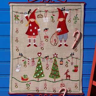 Broderikit Moderne nisser 5125/48 48 x 58 cm Kreativt broderisæt med nisser Dimensioner: 48x58 cm Inkluderer 14 farver DMC Mouliné Detaljeret nissedesign i varme toner Syet på naturfarvet hørlærred.