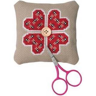 Broderikit Nålepude hjerte blomst 11x11 cm Nålepude med hjerteblomst 11x11 cm færdig størrelse Broderet med korssting Aida stof i Natural Brown Inkluderer knap og 5 tråd farver.