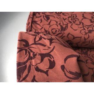 Isoli - stregtegnede blomster på mørk terracotta bund