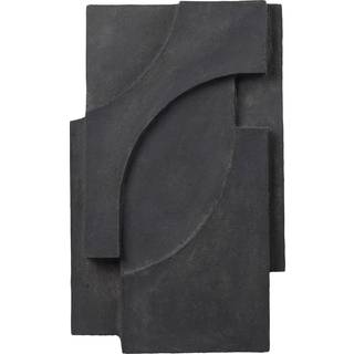 Kristina Dam Studio Serif Relief Vægdekoration Mørkegrå
