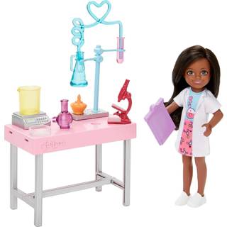 Barbie Chelsea kan v?re Doll & Playset Brunette Scientist Lille dukke med Toy Chemistry Lab Table & Stem-tema tilbeh?r