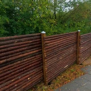 Træ/træ: Raftehegn med bark Ø5-9cm rafter inkl. stolper i træ og tilbehør