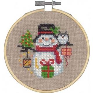 Broderikit Snemand m 5810/10 10 Ø cm Skab hygge med broderisæt Snemand Broder på hør: 10 tråde pr. cm Inkluderer 10 DMC Mouliné farver Mål: Ø10 cm passer perfekt Unik vinterstemning med sne og farver.