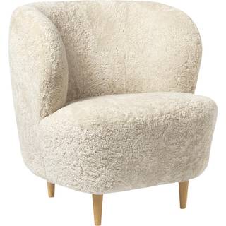 GUBI Stay Lænestol Lille Polstret I Sheepskin Moonlight Med Base I Eg